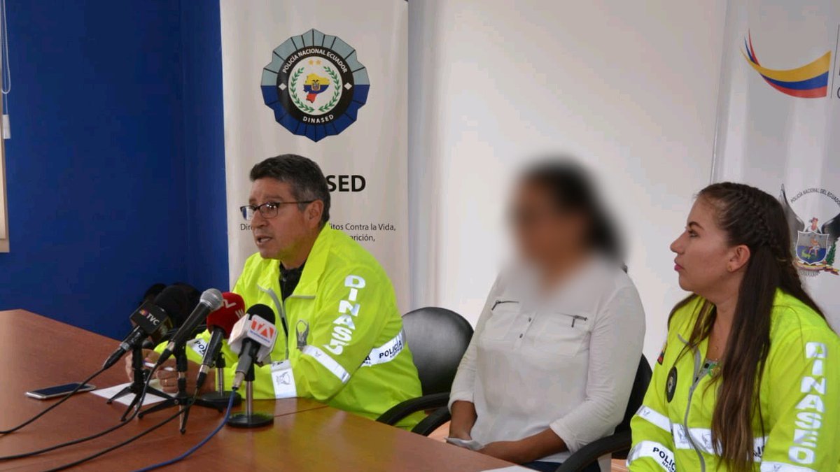 Agentes de policía presentan el caso en una rueda de prensa.