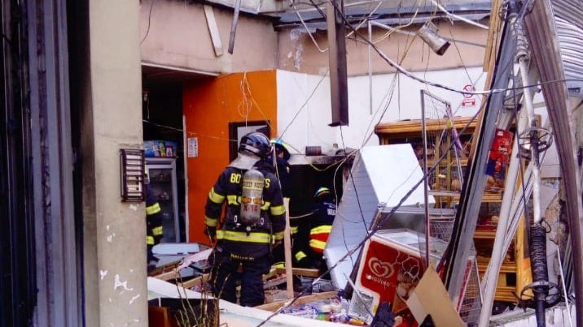 Personal del Cuerpo de Bomberos inspeccionó el lugar para determinar qué ocasionó la explosión y posterior incendio.