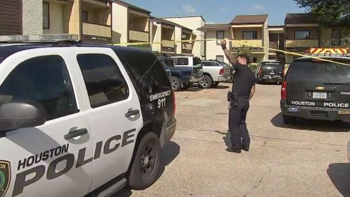 Oficiales atendieron al llamado de visitantes y fueron a investigar.