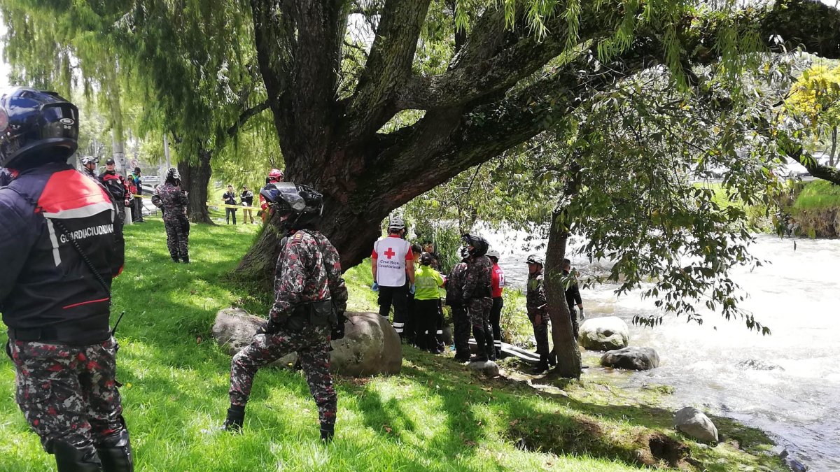 Personal del Cuerpo de Bomberos acudió a rescatar el cuerpo del joven, que apareció flotando en el río.