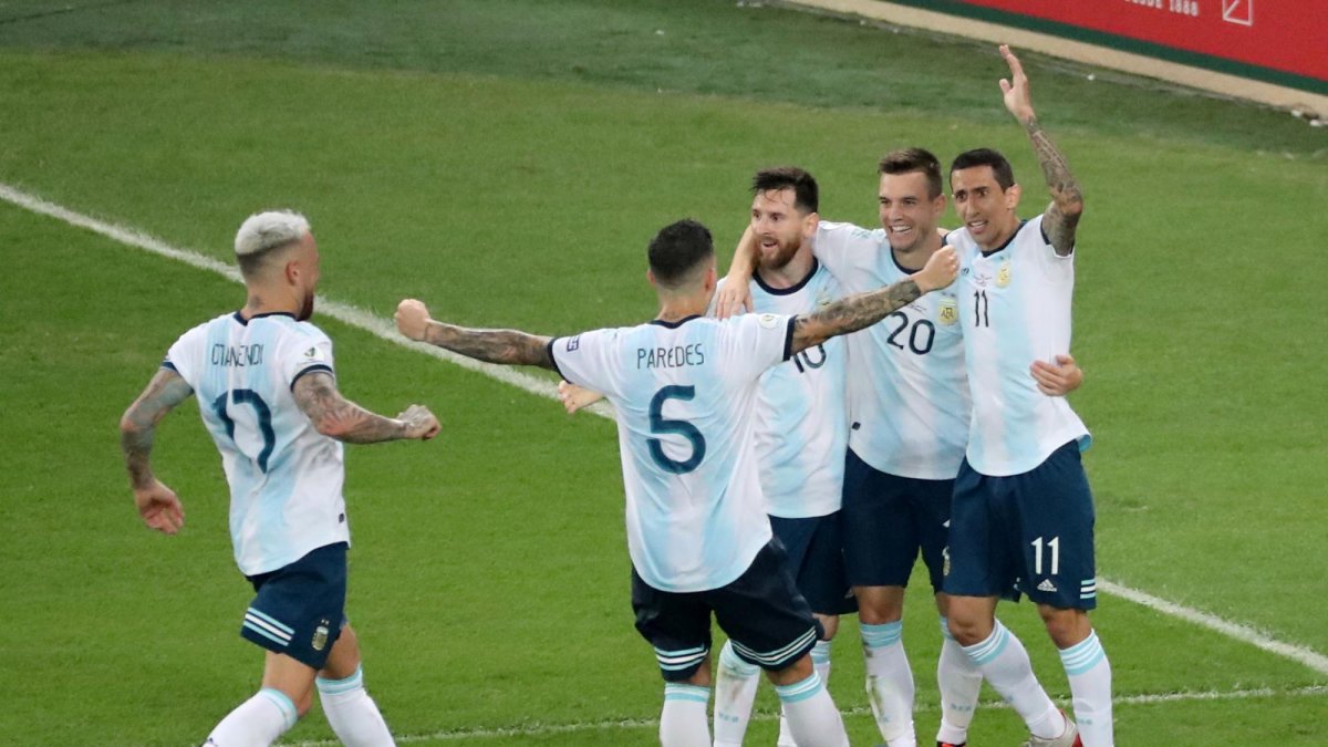 Giovani Lo Celso celebra su gol, el segundo de Argentina, con Lionel Messi, Angel Di María, Nicolás Otamendi y Leandro Paredes.