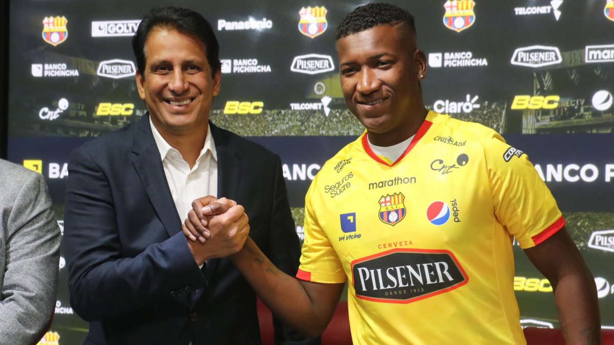 Se vistió con una camiseta multicolor y llegó al Monumental, donde el presidente del Barcelona, José Francisco Cevallos le dio la bienvenida.