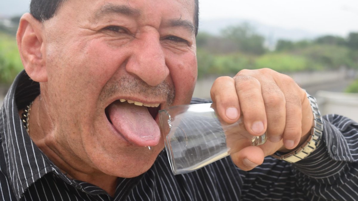 José Vladimir Giler en una demostración de cómo tritura un vaso.