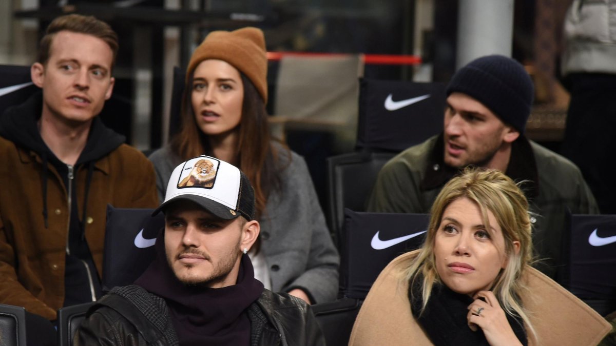 Icardi y Nara ven desde la tribuna el partido Inter vs. Sampdoria, disputado este 17 de febrero.
