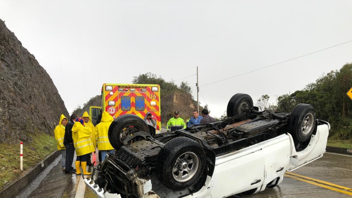 La camioneta se volcó en el kilómetro 21 de la vía Cuenca-Loja.