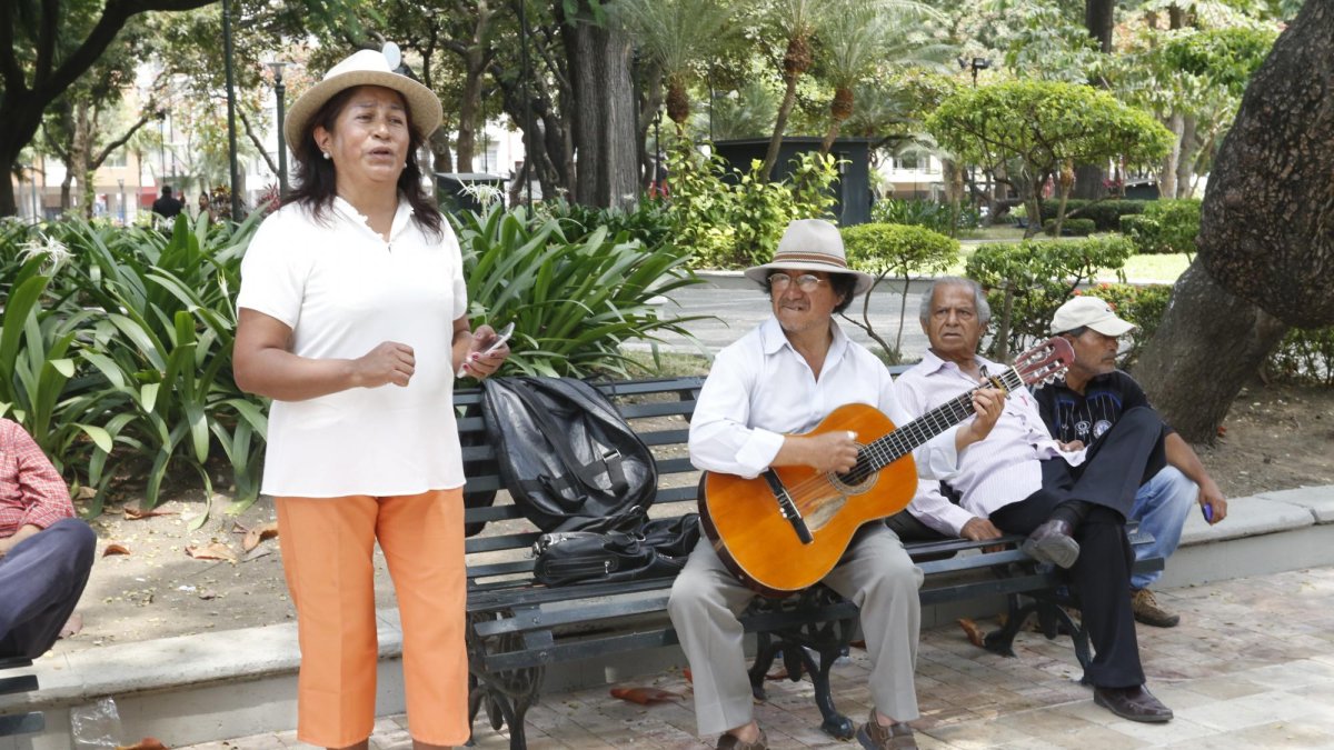 El dúo de cantantes y esposos cantó para EXTRA en el Parque Centenario, en el centro de Guayaquil.