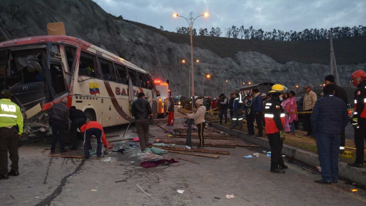 Volcamiento de un bus deja un muerto y varias personas heridas.