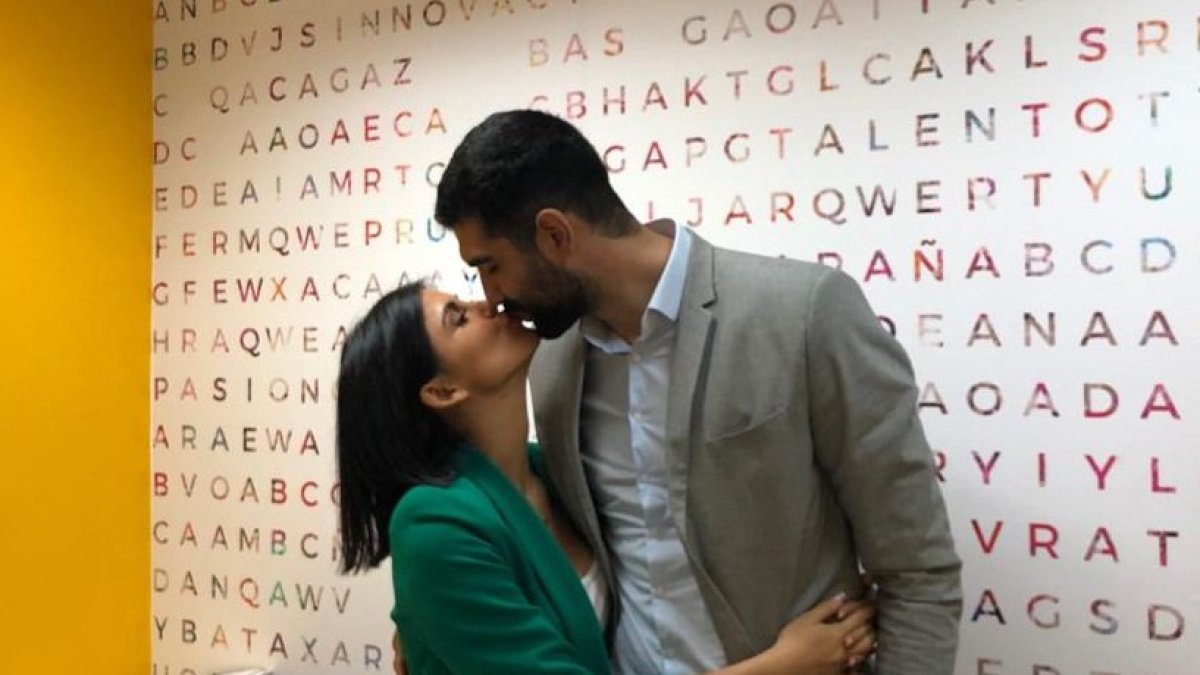 A la ceremonia acudieron los padres, hermanos y hasta la abuela del novio, a quienes Cinthya conocía en persona por primera vez.