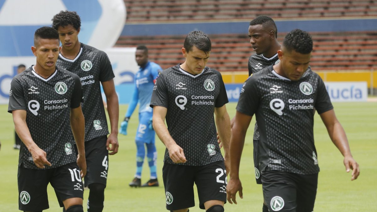 Los jugadores del cuadro cebollita salieron decepcionados tras el empate ante Aucas.