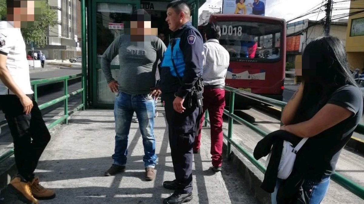 Una joven vio como le sacaban el teléfono a uno de los usuarios. Denunció el hecho y capturaron a la sospechosa. Otros dos implicados también fueron detenidos.