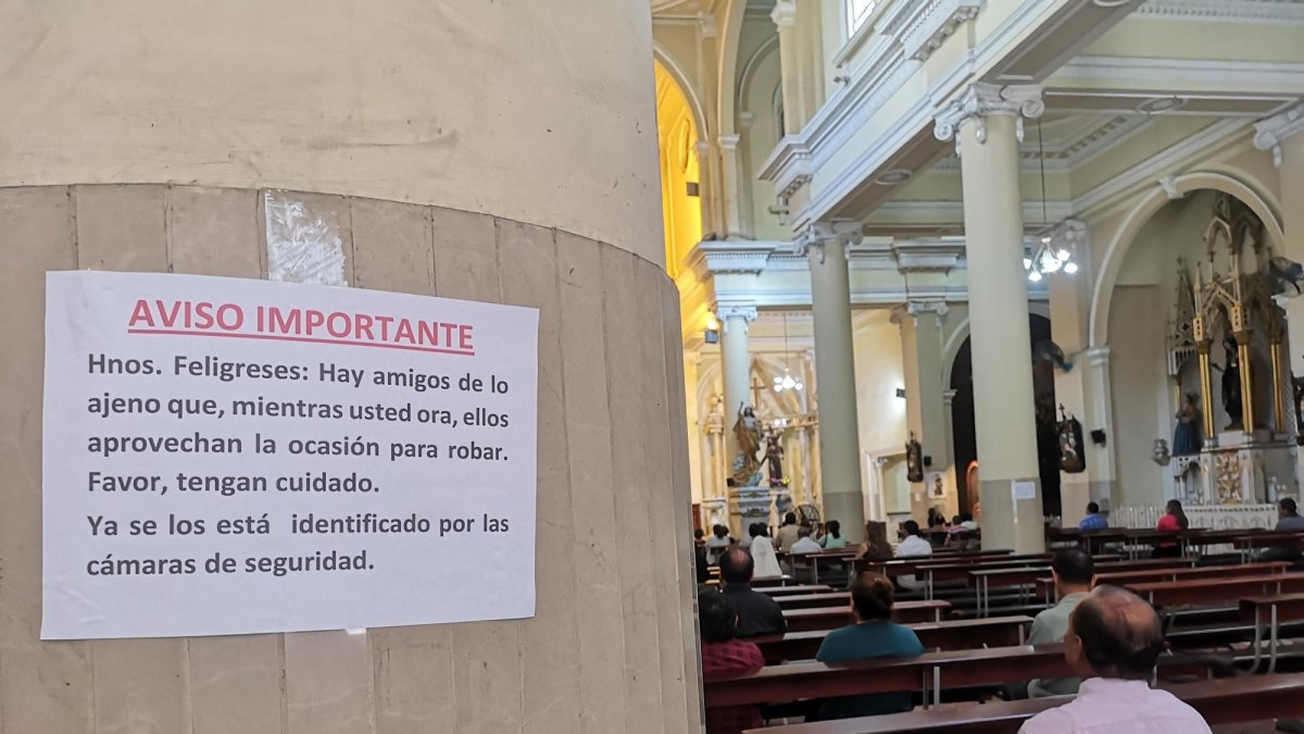 El hombre ha delinquido en otras iglesias como la San Francisco, donde incluso, hay carteles donde se pide precaución a los feligreses ante los posible robos.