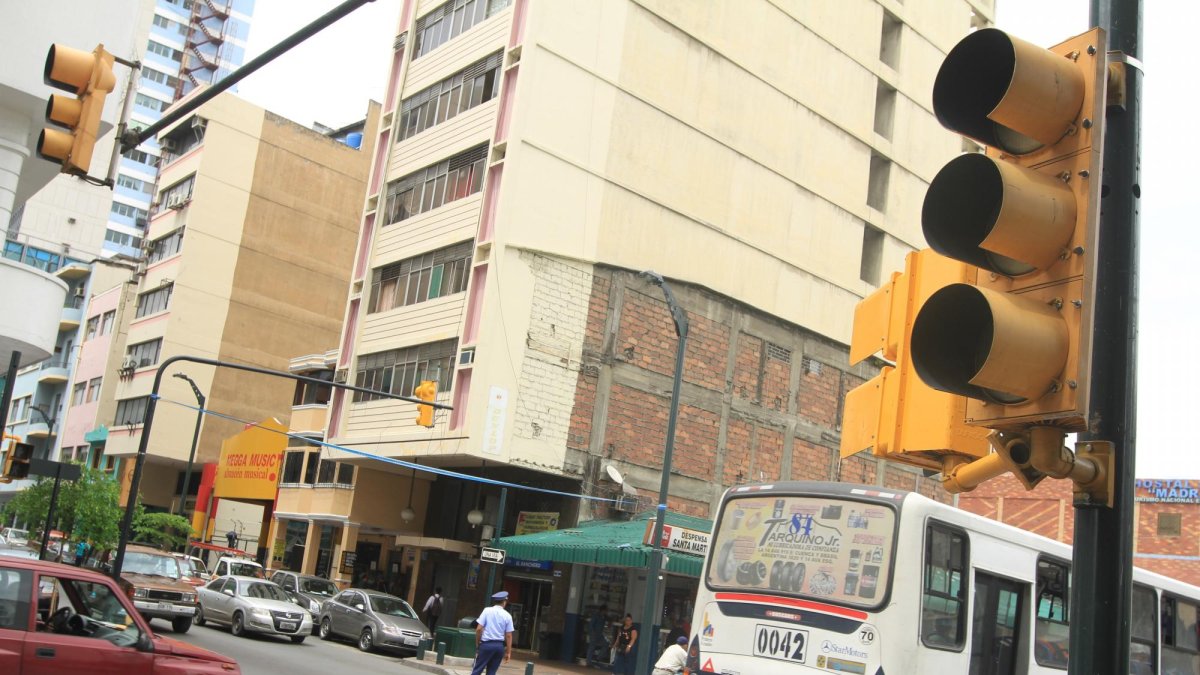 La institución recomendó a los conductores manejar con precaución y utilizar las nuevas rutas alternas durante el lapso que dure la obra.