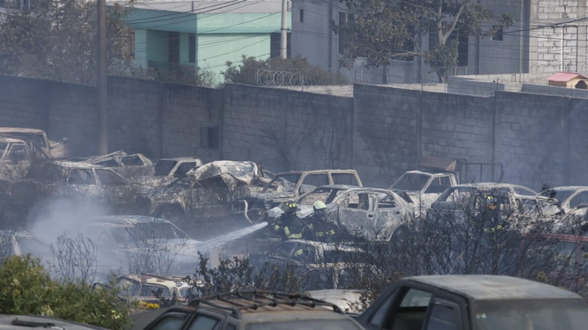 Se necesito unas dos horas para sofocar las llamas que invadieron el amplio terreno de Carapungo.