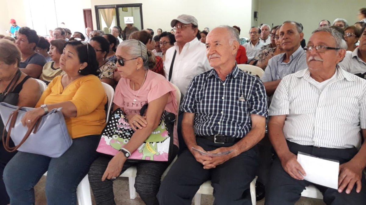 Cerca de una centena de maestros jubilados participaron ayer en una reunión efectuada en Guayaquil.