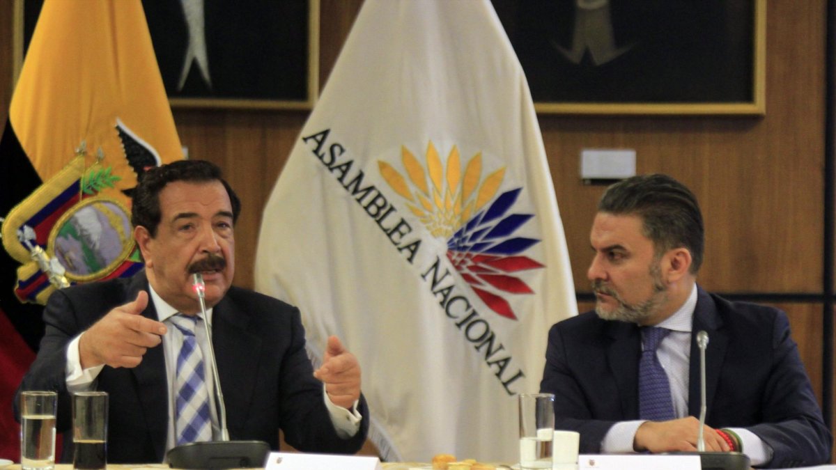 Jaime Nebot junto al expresidente de la Asamblea Nacional, José Serrano, en enero de 2018. En ese año, el alcalde de Guayaquil entregó al Legislativo el proyecto de ley.