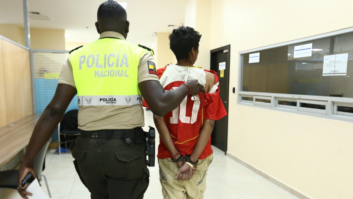 El presunto delincuente fue llevado a la Fiscalía de Flagrancia. Tenía la camiseta dañada por las agresiones.