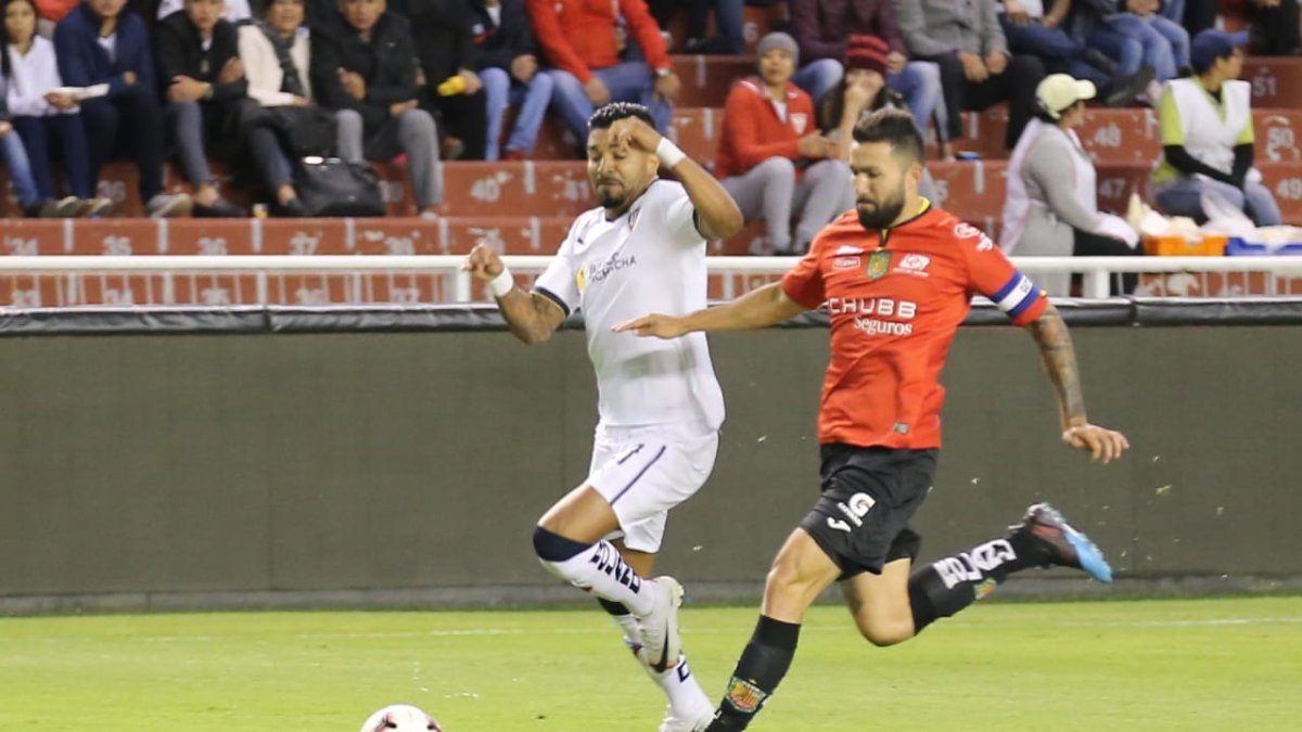 Liga de Quito y Deportivo Cuenca empataron 2-2 en el estadio Rodrgio Paz.