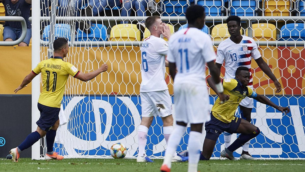 Alvarado y Espinoza, en la gráfica ante Estados Unidos, son baluartes en el equipo dirigido por Jorge Célico.
