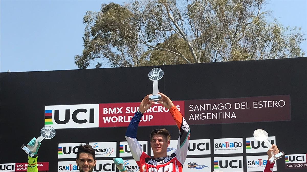 Alfredo Campo (i) con el trofeo como vicecampeón de la Copa del Mundo de BMX. (Cortesía)