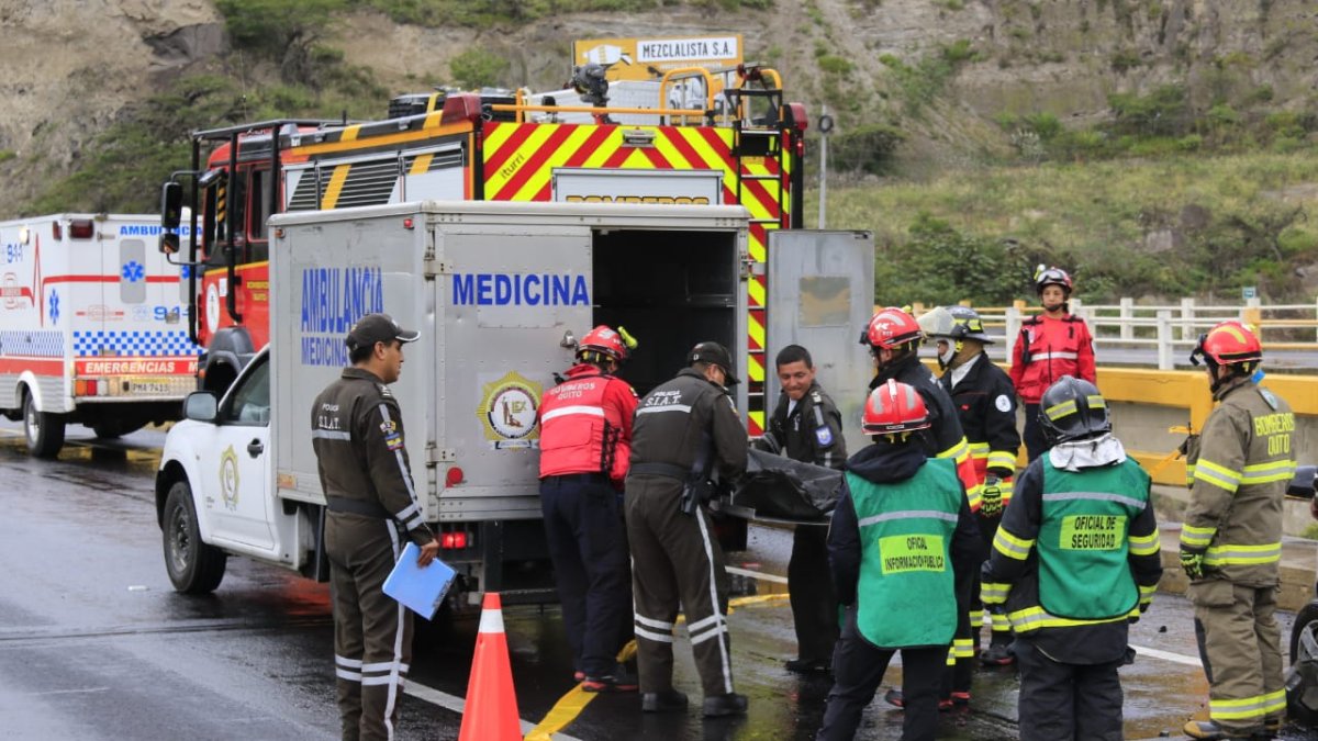 Al lugar llegaron algunos miembros del Cuerpo de Bomberos, quienes a su llegada constataron que el conductor ya no tenía signos vitales.