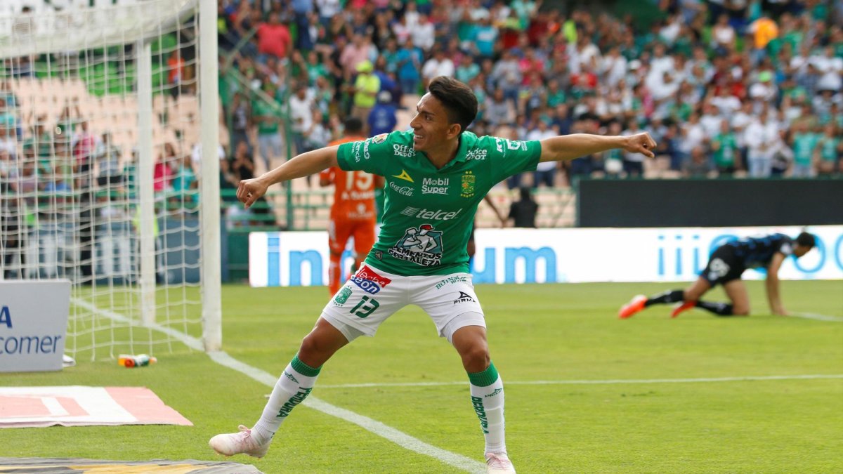 Ángel Mena celebra su anotación, la número 14 en el torneo Clausura 2019 en México.