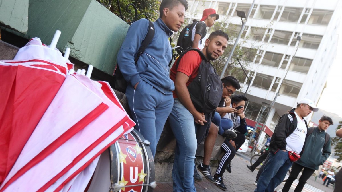 Hinchas concentrados en los exteriores del edificio Proinco Calisto, en el norte de Quito.