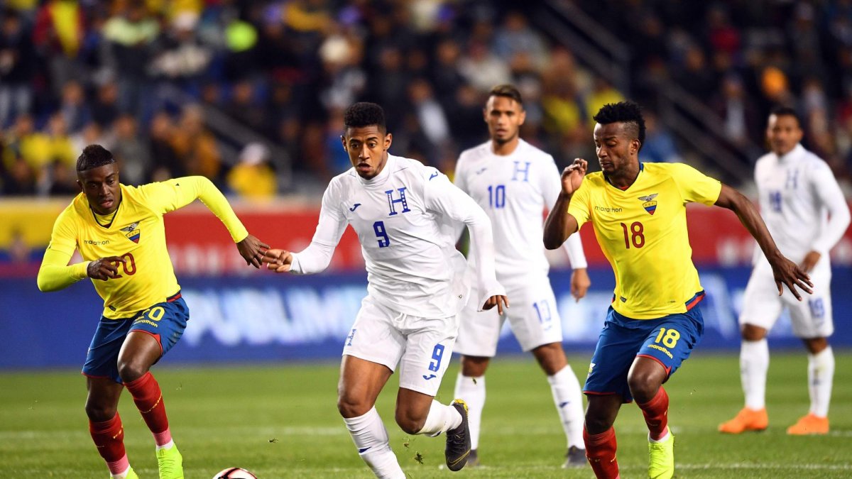 Desde el inicio Honduras jugó más en bloque, aunque en espacios reducidos por la presión ejercida por los ecuatorianos.