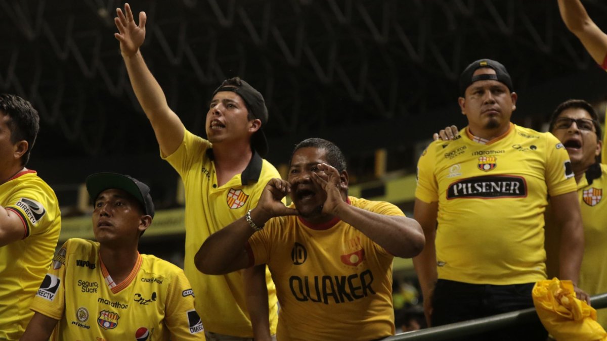 Fanáticos de los toreros en el estadio Monumental.