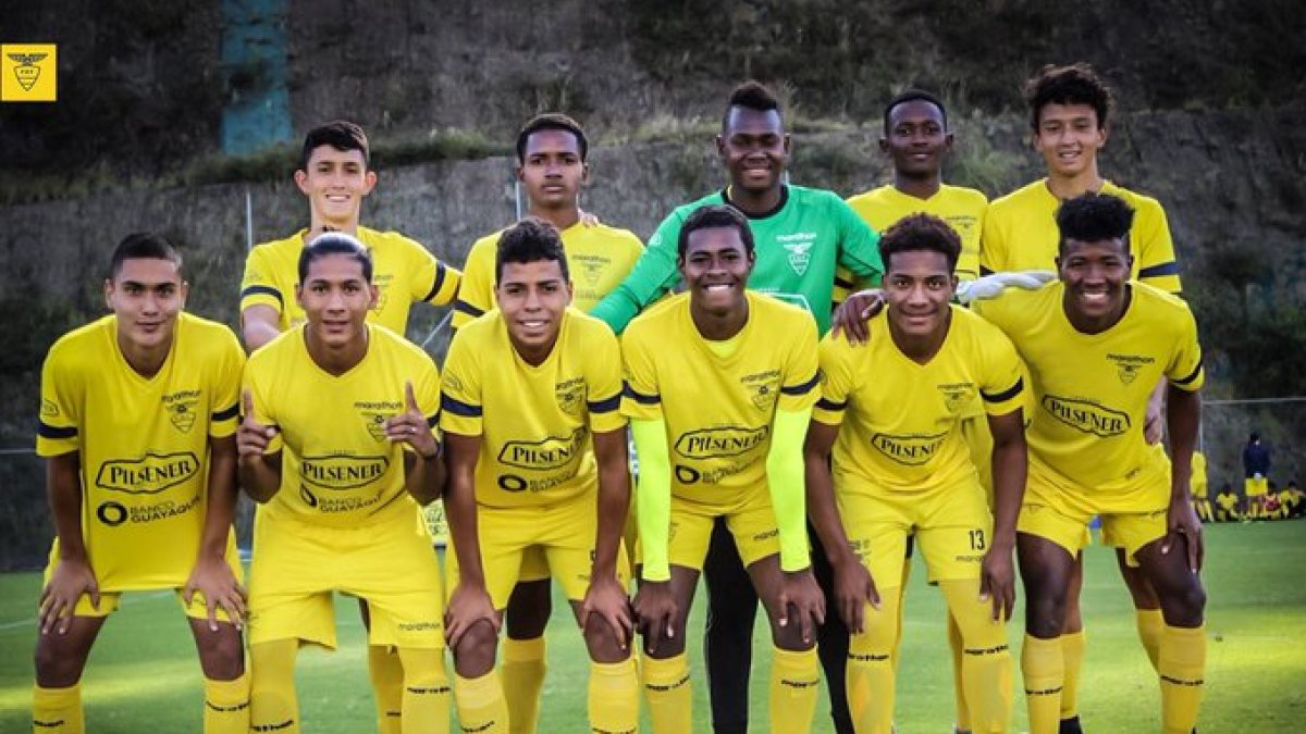 El balompié sigue adelante. En estos momentos están en acción dos selecciones, la sub-15 y sub-17 (foto). Estas son el futuro deportivo del país.