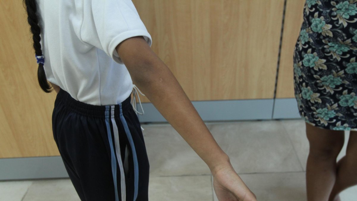 El sujeto agarró del brazo a la niña, pero ella pudo soltarse a tiempo y correr.