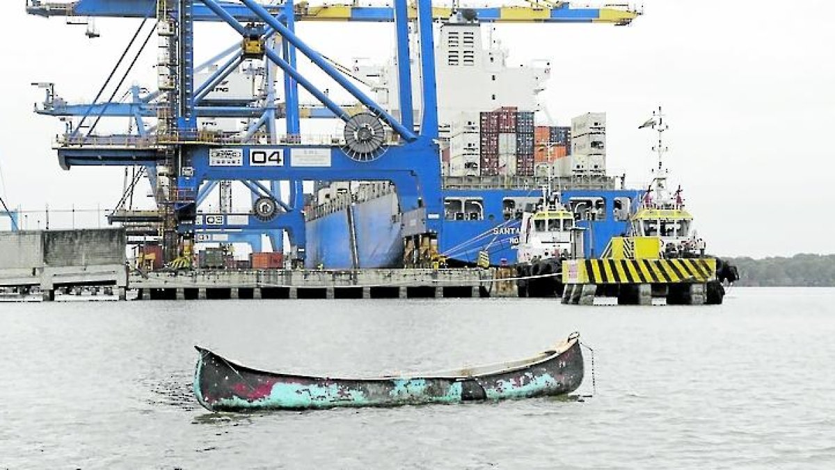 La canoa de la víctima permanecía anclada atrás del Trinipuerto, en el sur porteño.