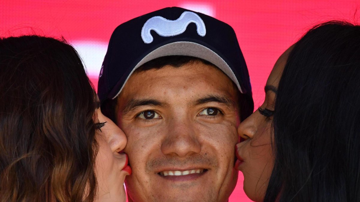 Richard Carapaz recibió un total de 20 besos en sus mejillas por parte de las modelos.