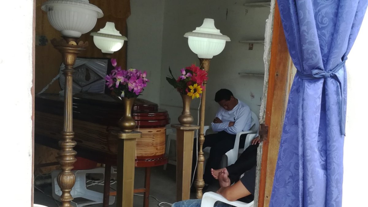 El cadáver de Sergio Borbor fue velado en el domicilio de su progenitora a donde concurrieron las personas que lo conocían para darle el último adiós.