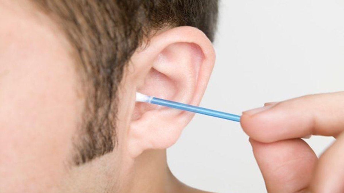 La OMS insiste en que debe abandonarse este hábito, perjudicial para la salud auditiva.