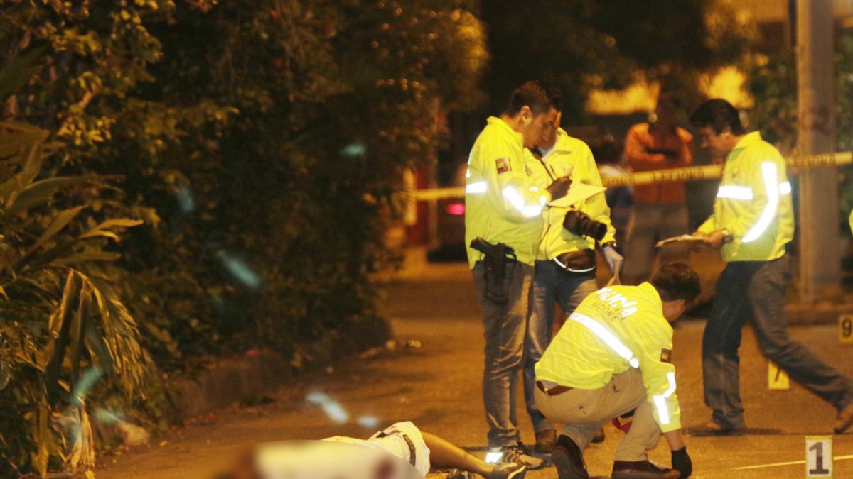 El hecho ocurrió a las 19:15, cuando la víctima identificada como Jonathan Vergara, forcejeaba con otras personas abordo de una vehículo color negro.