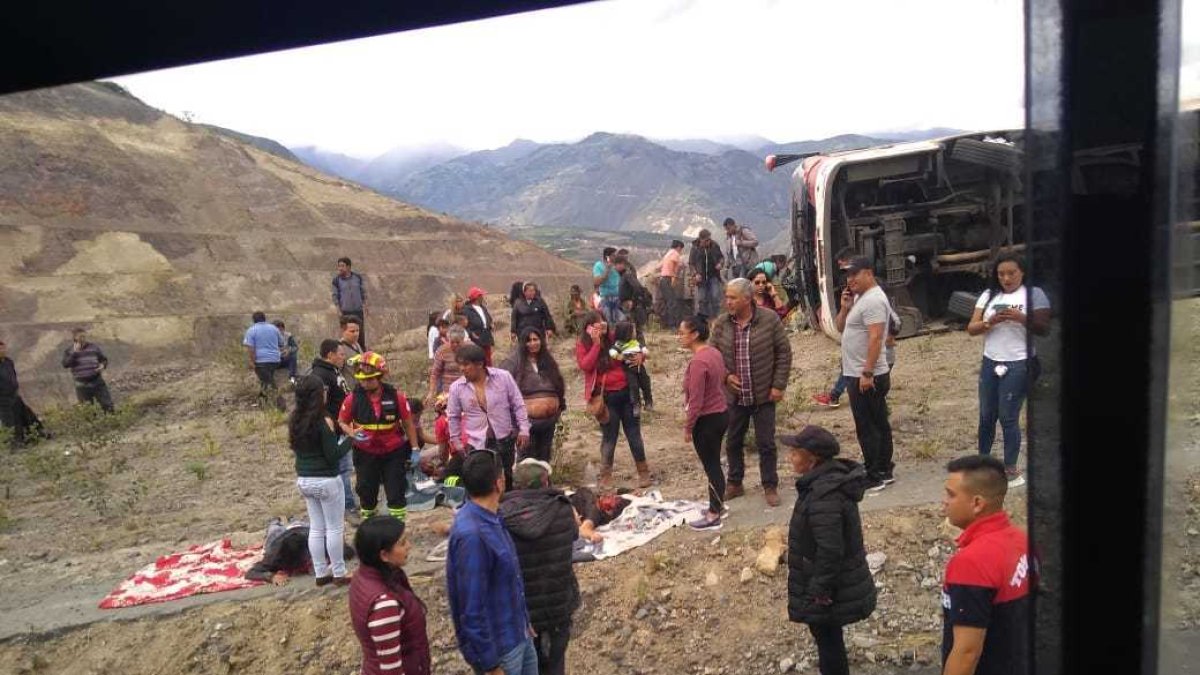 Con la ayuda de conductores que iban por la zona y de rescatistas, se logró socorrer a los afectados.