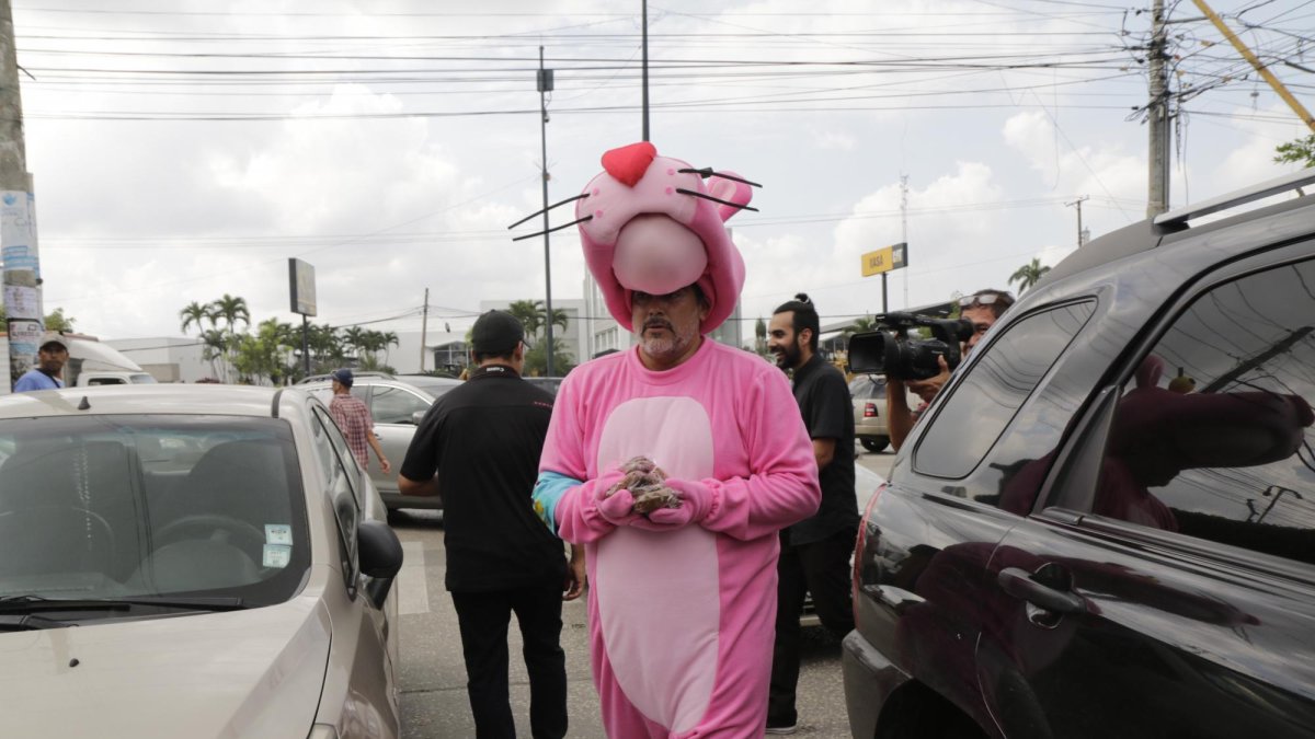 Llegó vestido con camisa y pantalón hasta Diblu, cinco minutos después ya se había colocado el disfraz que se lo obsequiaron. Fuera de la radio estaba toda la prensa de farándula y EXTRA.