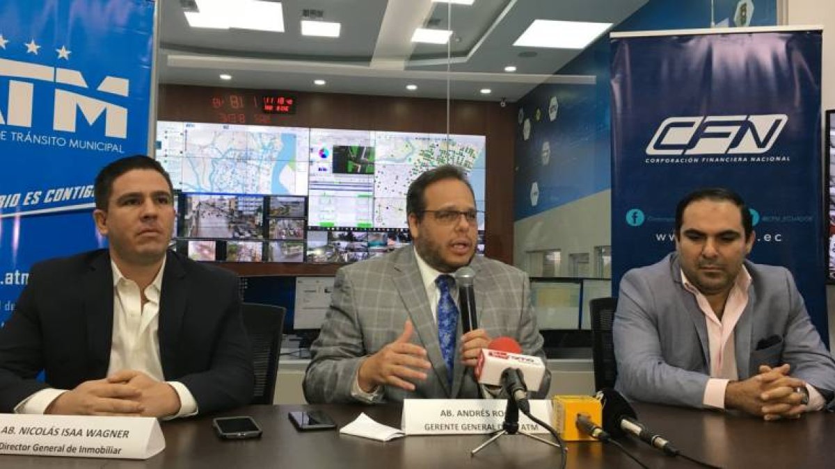 Andrés Roche (centro), gerente General de la ATM, habla sobre el comodato con Inmobiliar para la construcción de la primera electrolinera de la ciudad. (Cortesía)