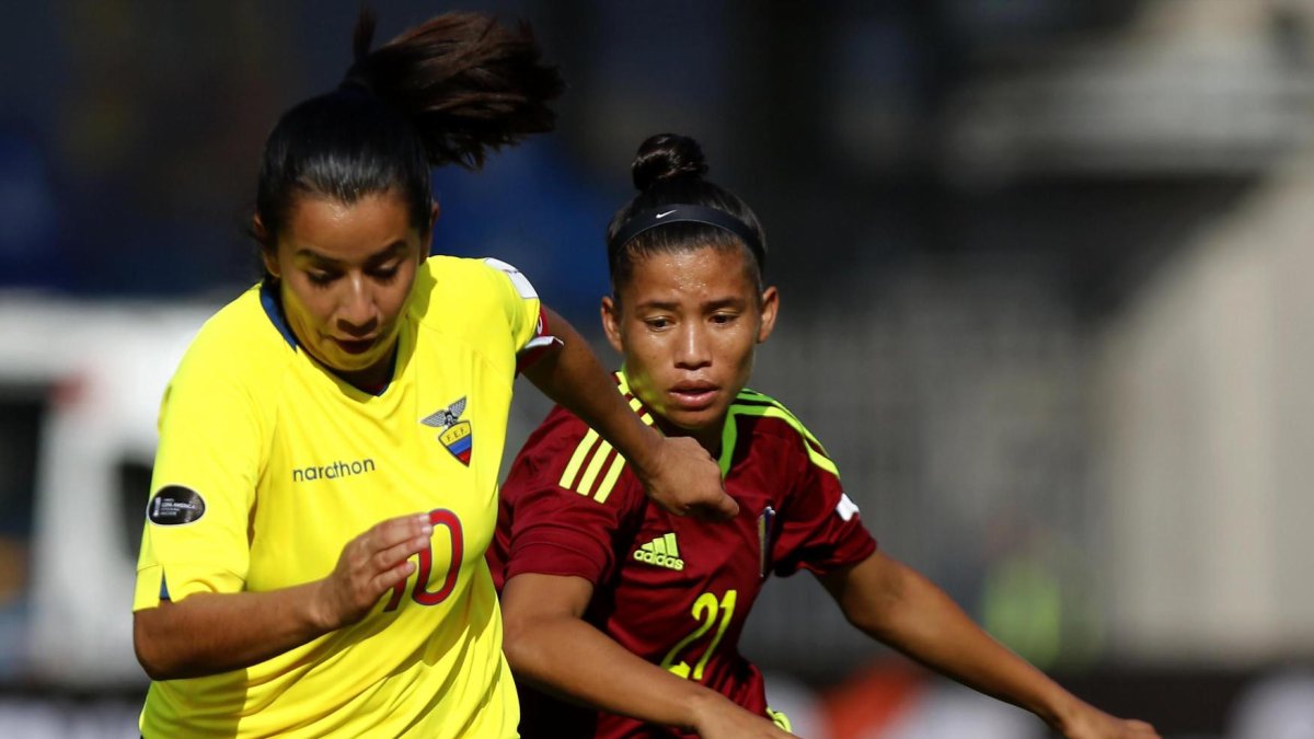 Valeria Palacios disputa el balón con Nairelis Gutiérrez, de la Selección Venezuela, en un partido de la Copa América 2018 femenina.