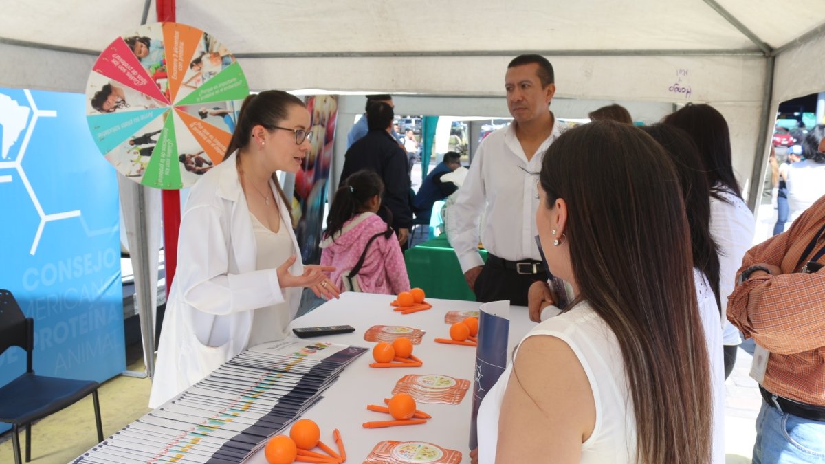 El Ministerio de Agricultura y otros organismos privados realizaron una feria para promover el consumo de la carne de pollo.