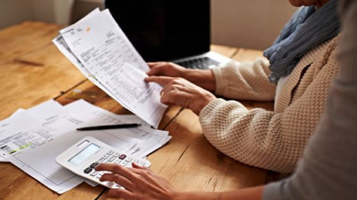 Las empresas, como la eléctrica y agua potable, sirven de canal para poder cobrar estos valores y que contribuyan económicamente al trabajo de la otra organización que recibe el dinero.