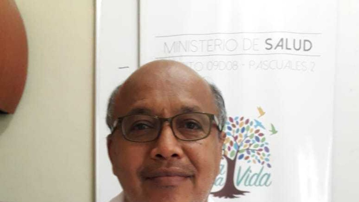 El galeno Jorge Merchán explica que no existe desabastecimiento de medicinas en los centros de salud que dirige.