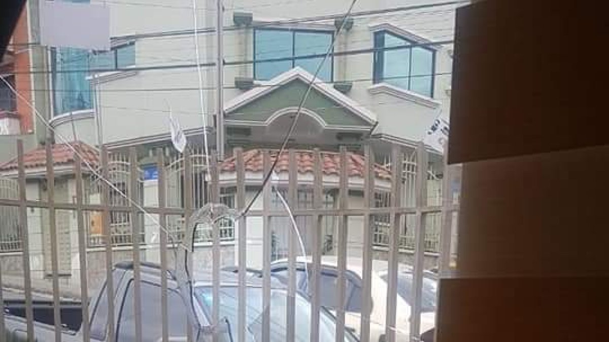 La propiedad sufrió daños. La legisladora dice que ha sufrido ataques similares.