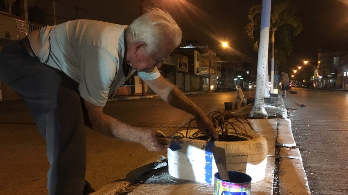 Franklin Mendoza, de 75 años, se ha unido a la tarea de ayudar a los chicos del barrio a mejorar el sector.