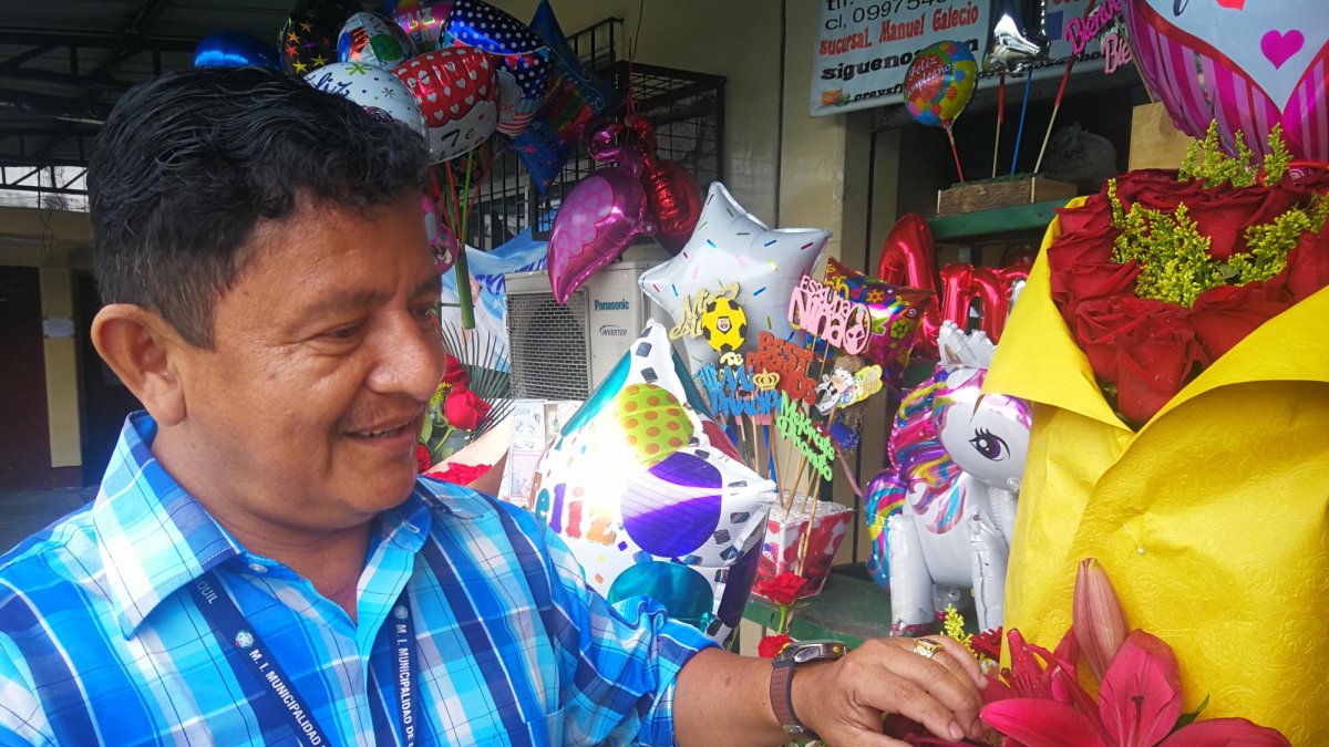 El comerciante César Cevallos menciona que los arreglos para papás se vienen pidiendo desde unos cinco años atrás.