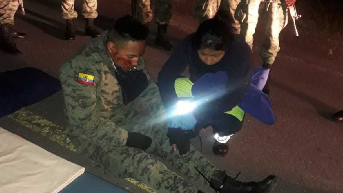 Los socorristas lo atendieron luego del brutal ataque. En la foto se lo observa aún con las piernas amarradas.