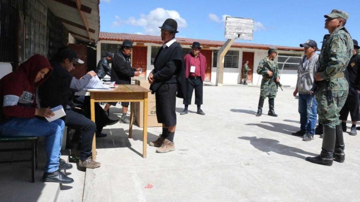 Un 50% de los 700 electores, hasta el momento, se han acercado a las urnas para elegir a sus autoridades seccionales.