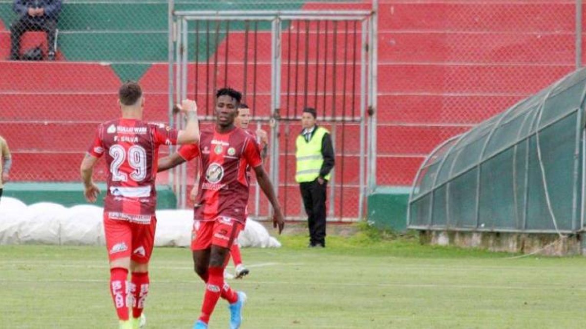 Mushuc Runa doblegó a Delfín con goles de Adonis Preciado.