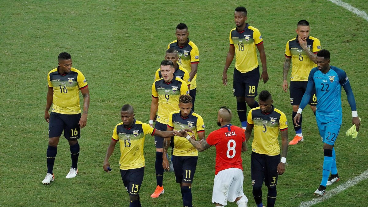 Algunos seleccionados, luego de perder con Chile 1-2 en la Copa América.