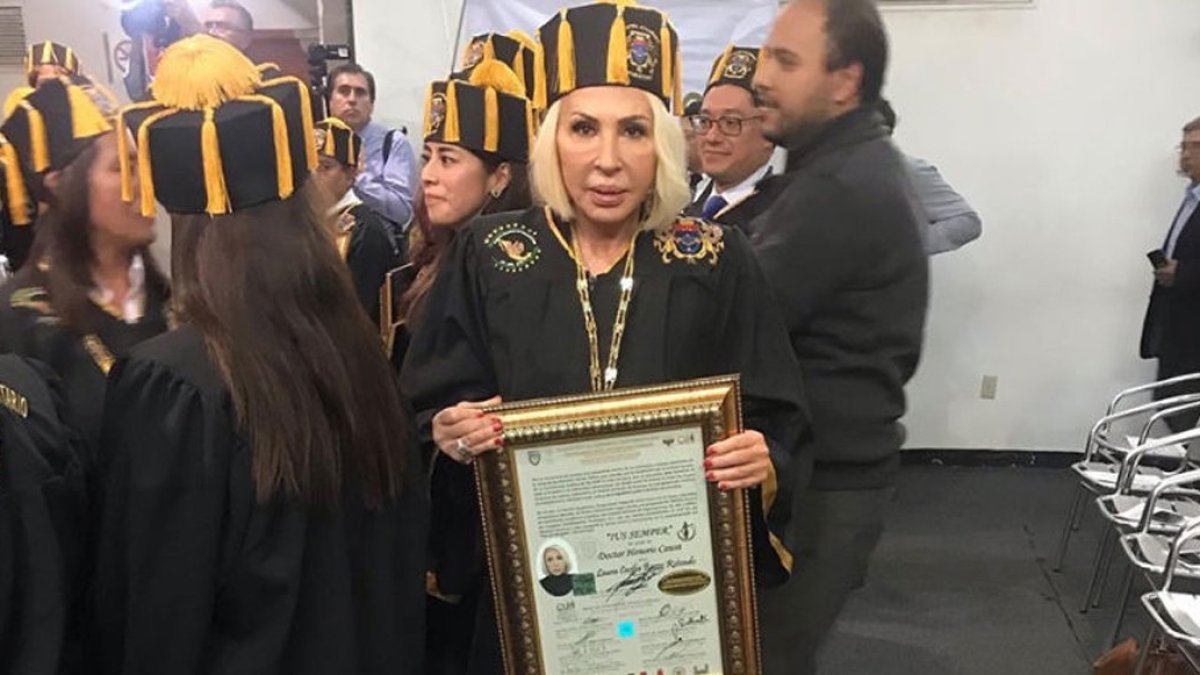 La presentadora y abogada arremetió contra funcionario mexicano.